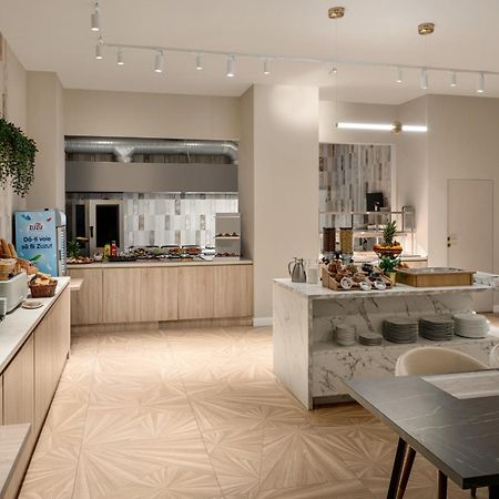 Ramada By Wyndham Bucharest Otopeni Airport Esterno foto